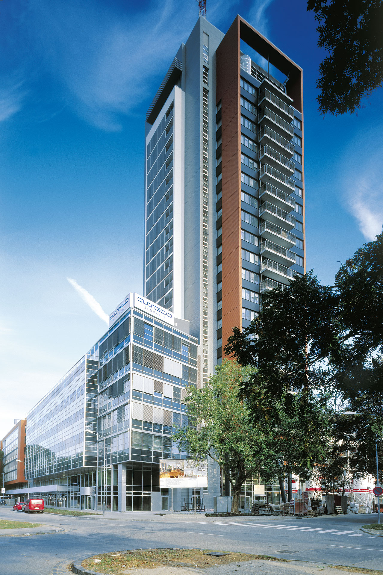 Obytný komplex ROZADOL, Bratislava (2003-2006). Autori: Peter Moravčík, Juraj Šujan.