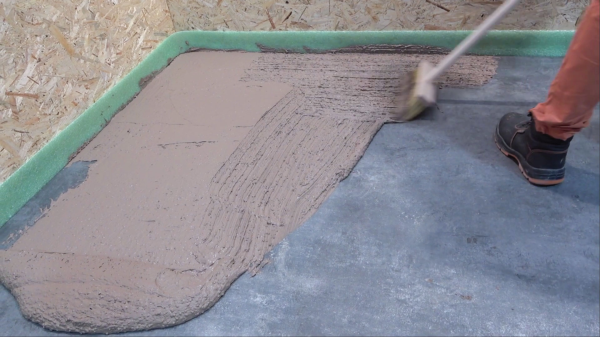 Hrubá stavba v detaile: Aplikácia samorozlievacieho poteru Hrubá stavba v detaile: Aplikácia samorozlievacieho poteru