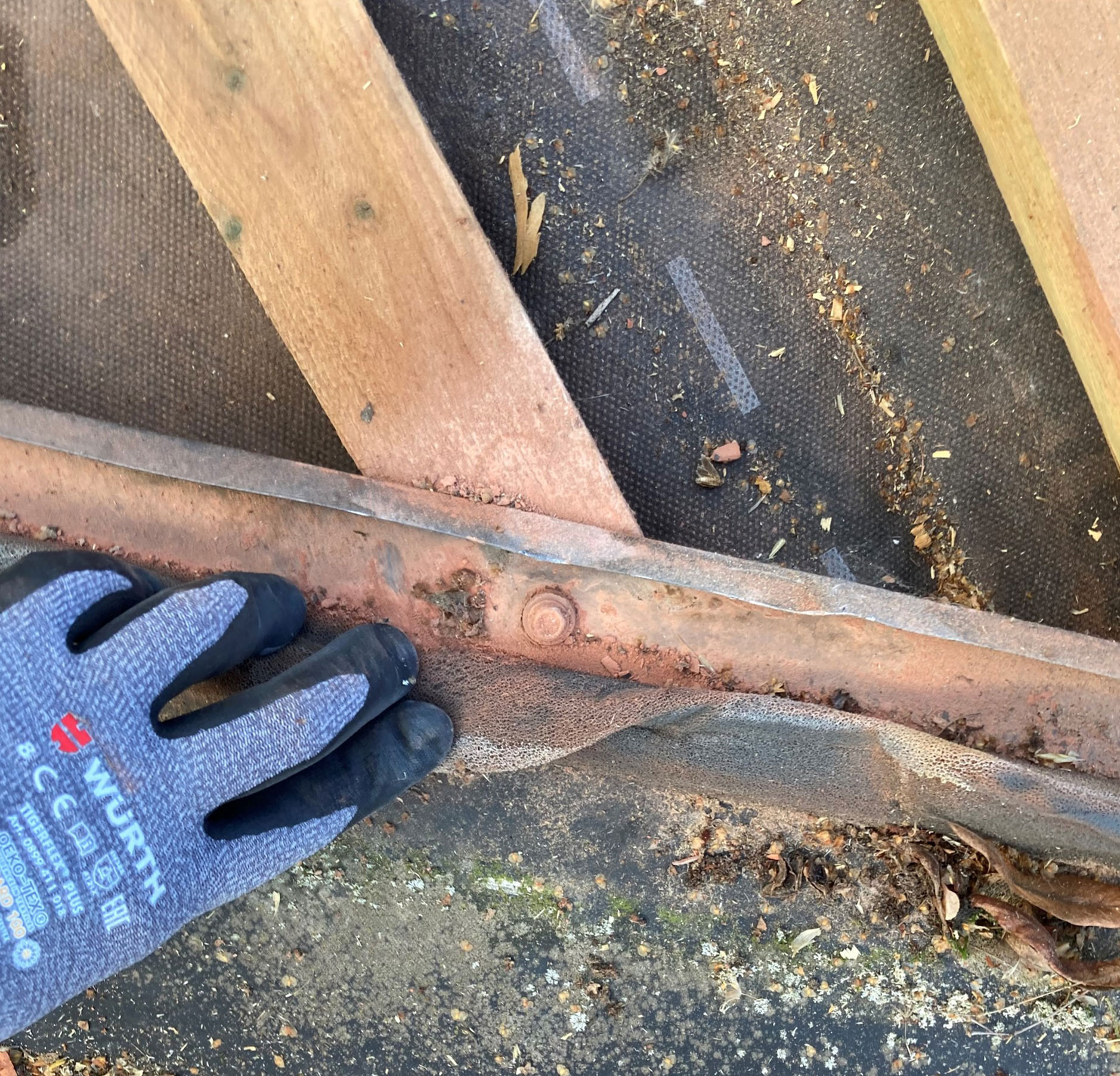 Nesprávne prichytenie úžľabia skrutkou s podložkou.