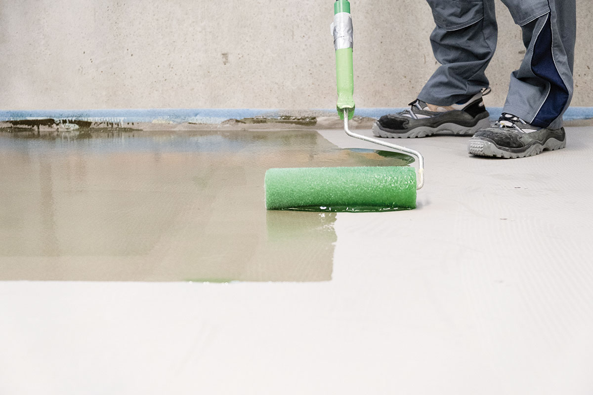 05. Aplikácia penetrácie
Penetrácia sa ihneď nanesie rovnomerne na podklad nylonovým plyšovým valčekom.