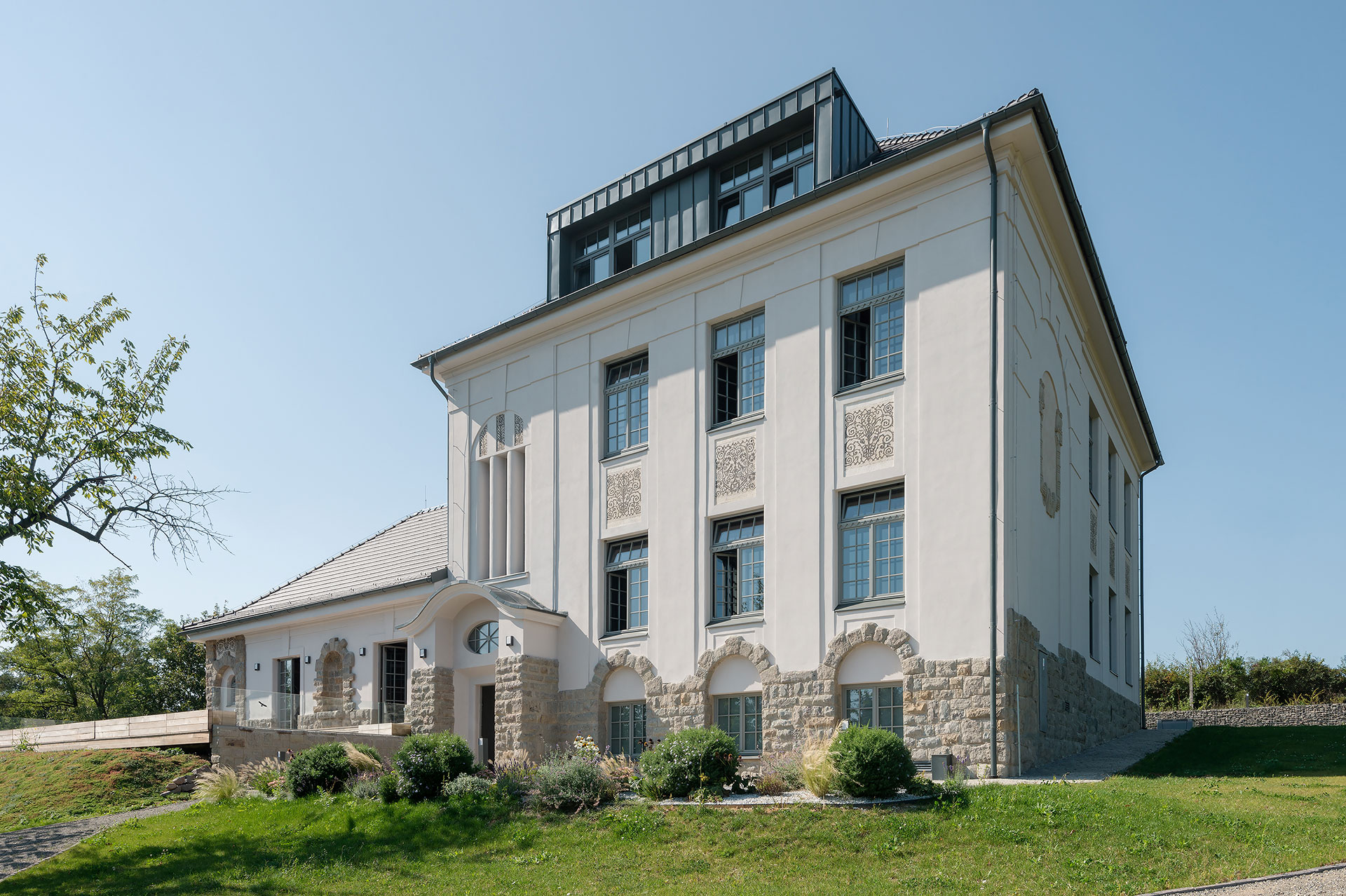 Penzión Škola za kostolom – Topoľčianky,
Autori: Ing. arch. Katarína Viskupičová