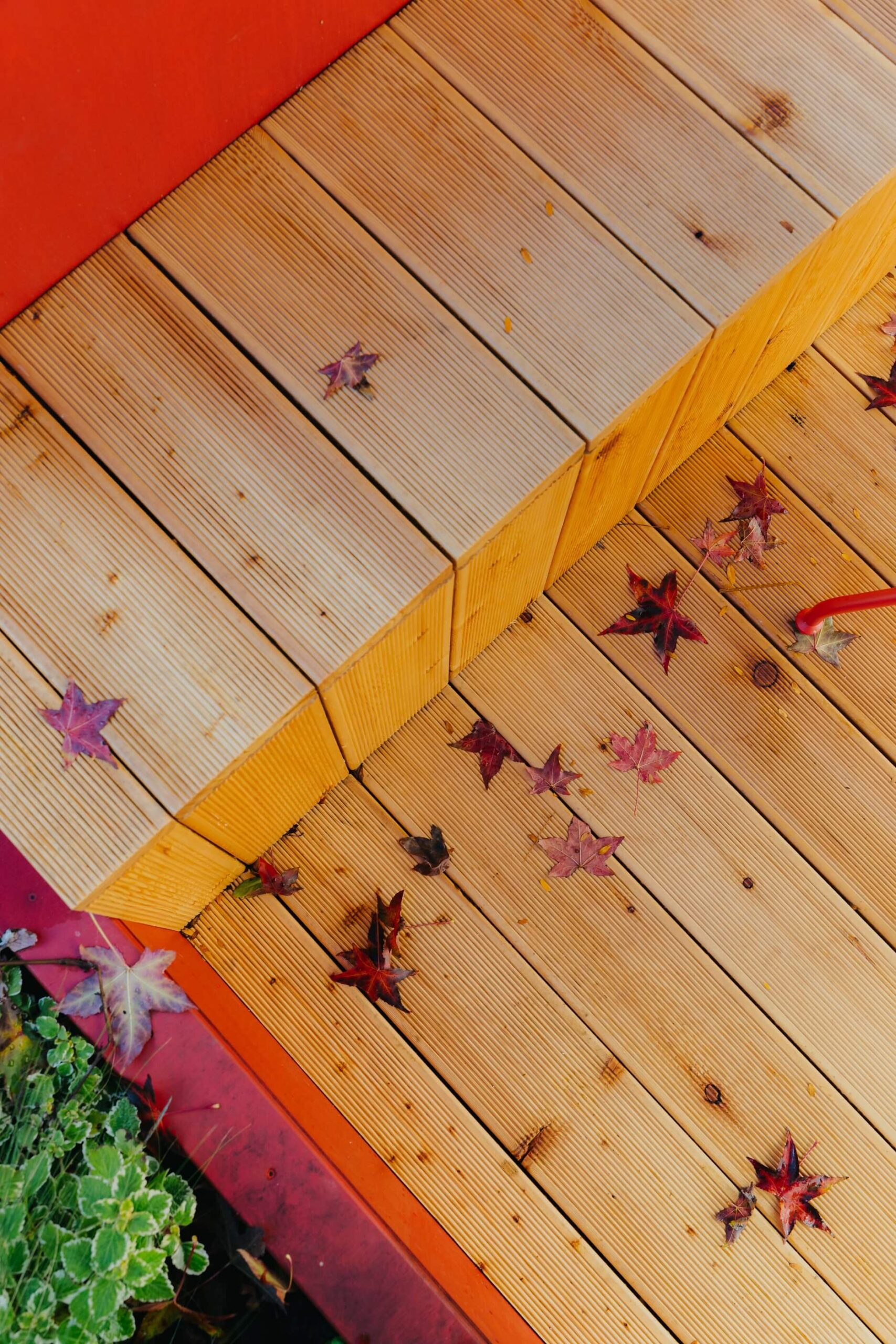 Nosnú konštrukciu aj pochôdzne plochy navrhli architekti zo smrekovcového dreva.