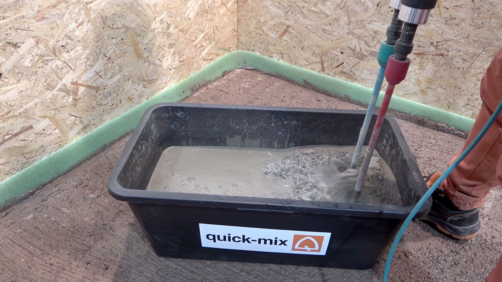 Hrubá stavba v detaile: Aplikácia samorozlievacieho poteru Hrubá stavba v detaile: Aplikácia samorozlievacieho poteru