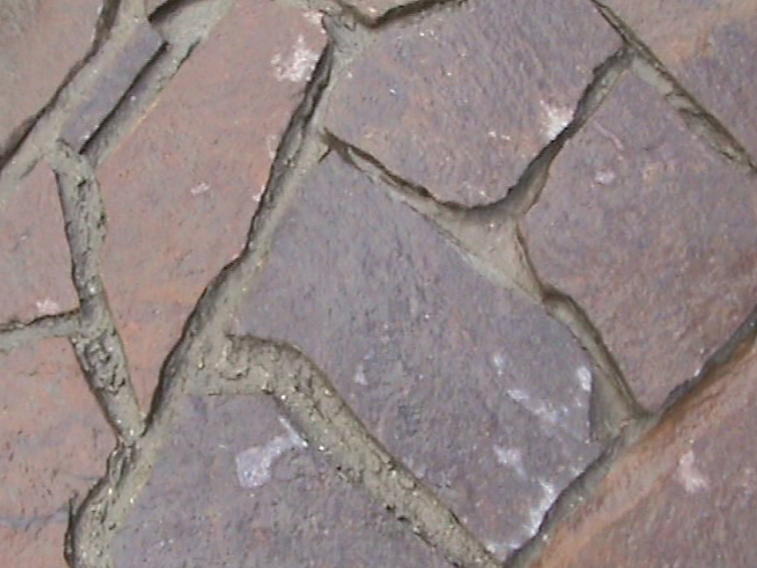 05. Hĺbka a šírka škár
Po očistení je podklad pripravený na aplikáciu škárovacej malty. Na ľahké zaťaženie sa odporúča minimálna hĺbka škár 30 mm, pri škárovaní plôch s plánovaným stredným zaťažením je minimálna odporúčaná hĺbka 40 mm. Škárovaciu maltu možno aplikovať do škár so šírku 5 až 25 mm.