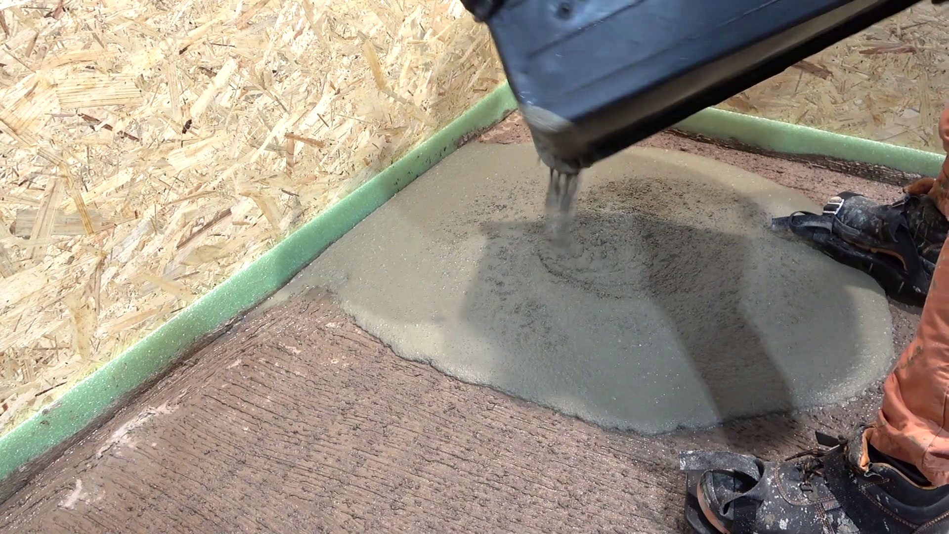 Hrubá stavba v detaile: Aplikácia samorozlievacieho poteru Hrubá stavba v detaile: Aplikácia samorozlievacieho poteru