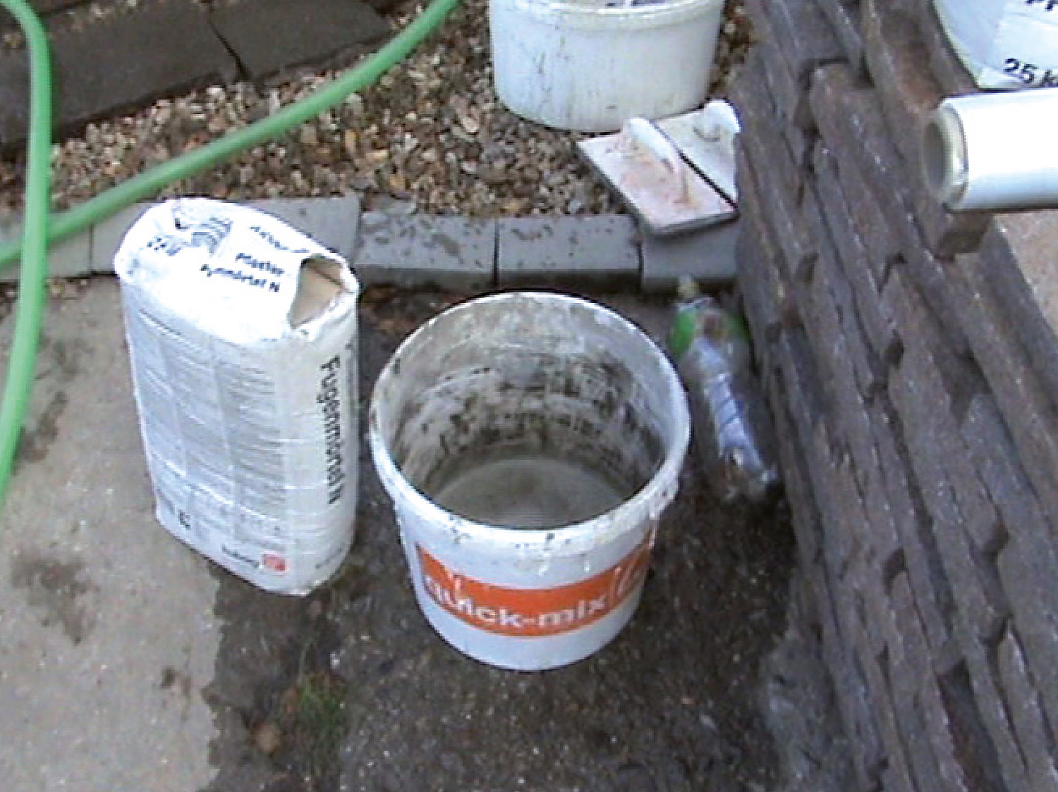 06. Nádoba na miešanie
Na prípravu zmesi škárovacej malty treba použiť plastovú nádobu, ktorá by mala byť vyššia ako širšia. Je to nevyhnutné, aby pri miešaní nedochádzalo k nadmernému primiešavaniu vzduchu do zmesi. Obsah balenia sa zmieša s predpísaným množstvom vody (5,5 l/25 kg vrece).