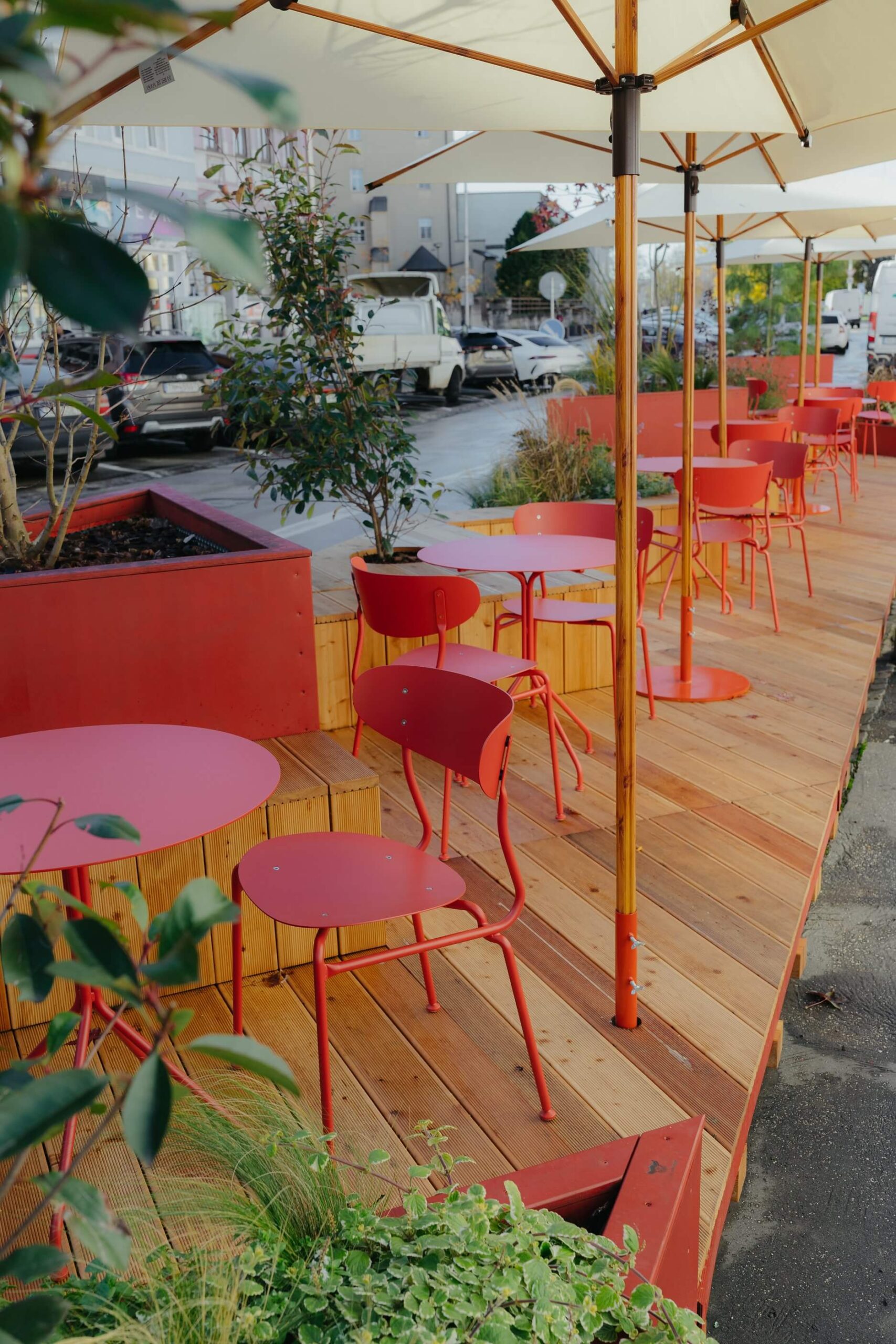 Z funkčného hľadiska tvorí centrálnu časť parkletu plocha na sedenie a stolovanie.