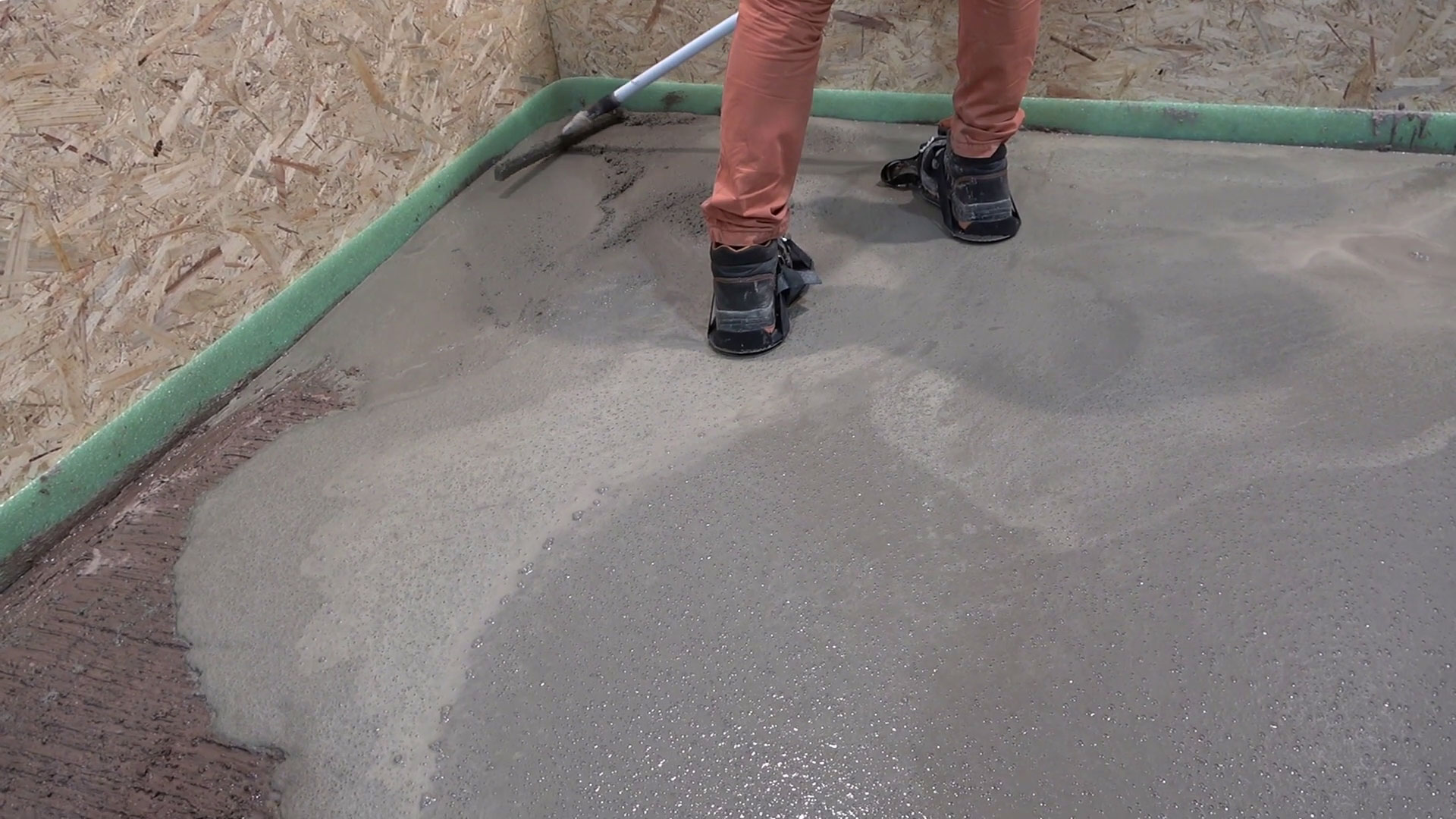 Hrubá stavba v detaile: Aplikácia samorozlievacieho poteru Hrubá stavba v detaile: Aplikácia samorozlievacieho poteru