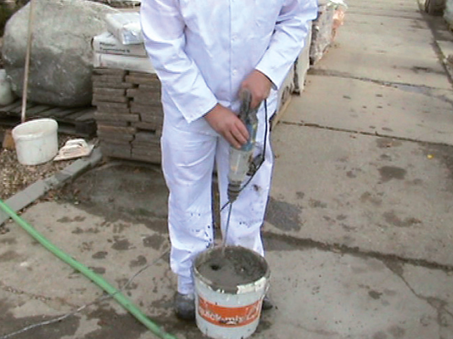 07. Zmiešanie malty
Suchá zmes sa zmieša s vodou nízkootáčkovým miešadlom. Mieša sa 3 minúty, až kým nevznikne pastovitá konzistencia. Čerstvo namiešaná škárovacia malta je pripravená na aplikáciu. Pripravenú zmes nie je potrebné nechať odležať.