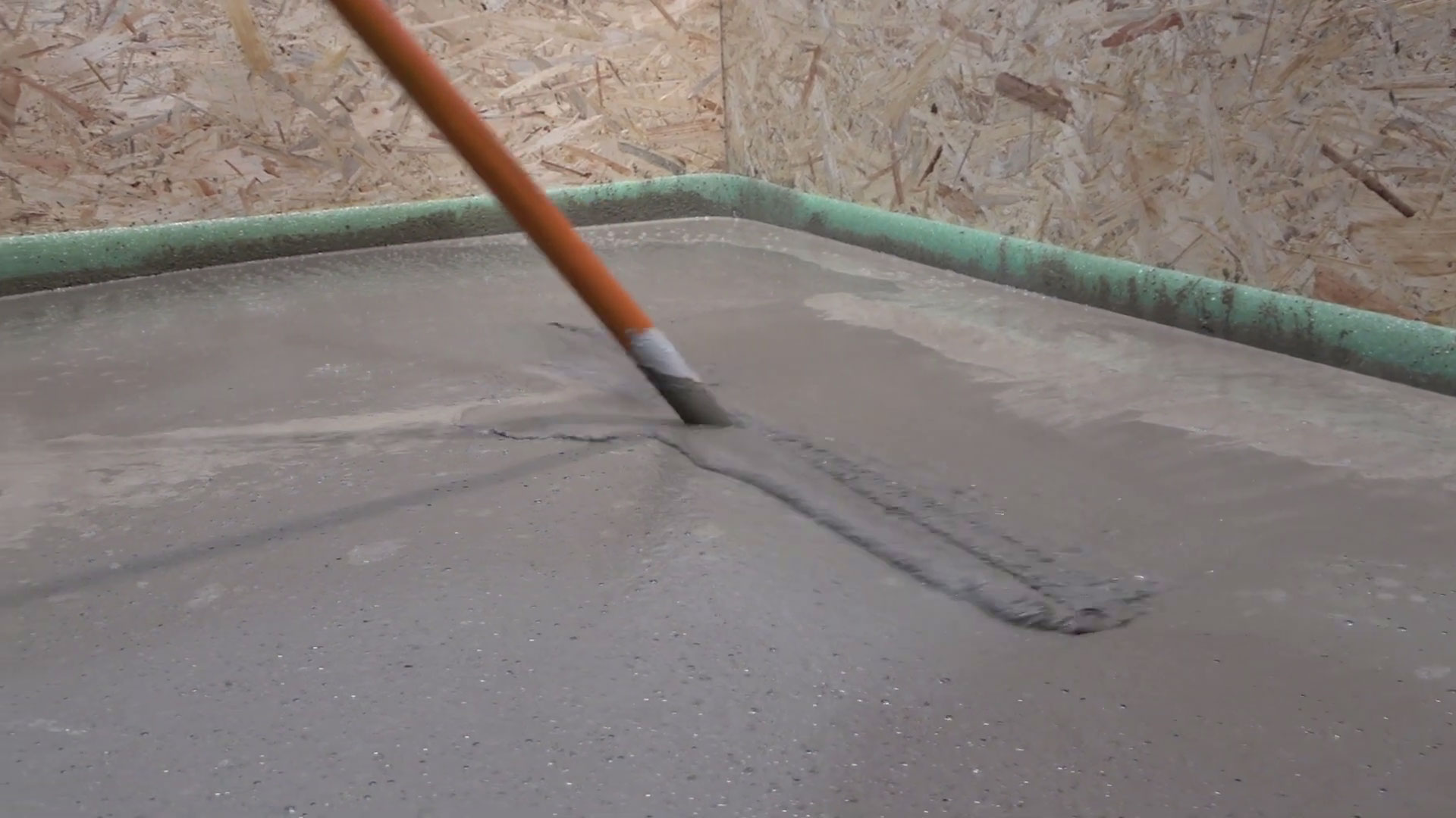 Hrubá stavba v detaile: Aplikácia samorozlievacieho poteru Hrubá stavba v detaile: Aplikácia samorozlievacieho poteru