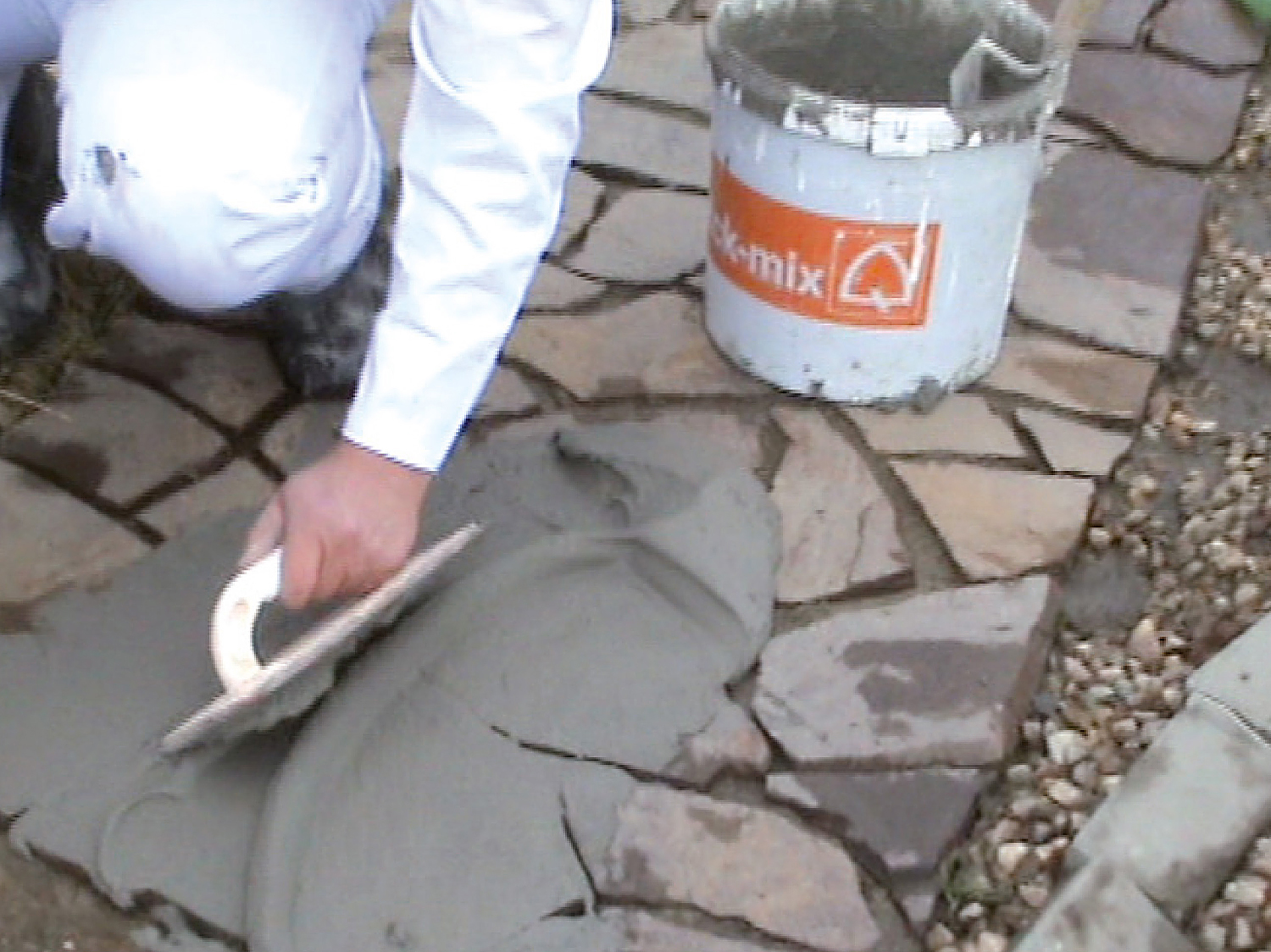 08. Aplikácia škárovacej malty
Čerstvá zmes škárovacej malty sa nanesie celoplošne nanášacím hladidlom s tvrdou gumou alebo gumenou stierkou s držadlom.