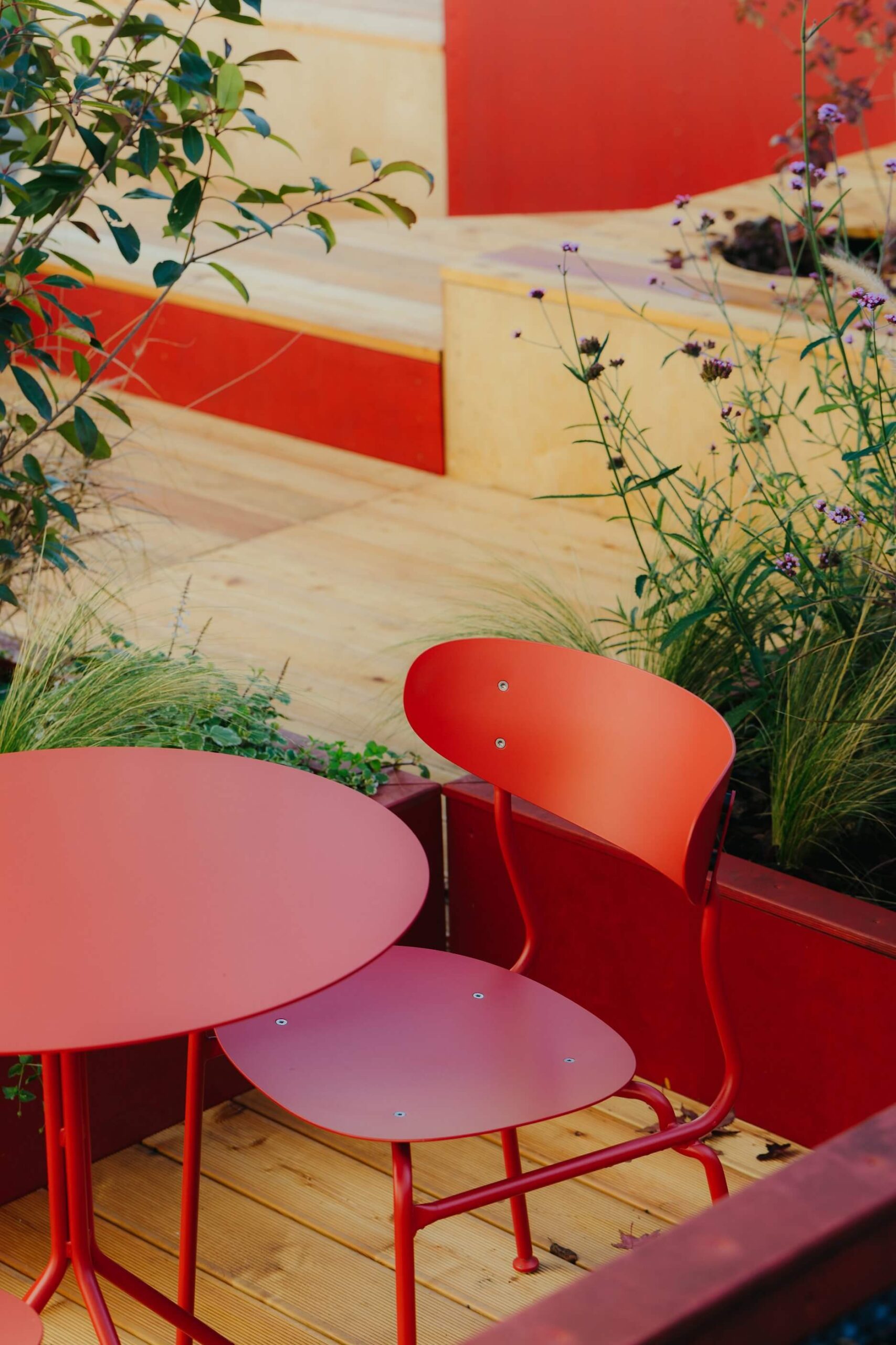 Z funkčného hľadiska tvorí centrálnu časť parkletu plocha na sedenie a stolovanie