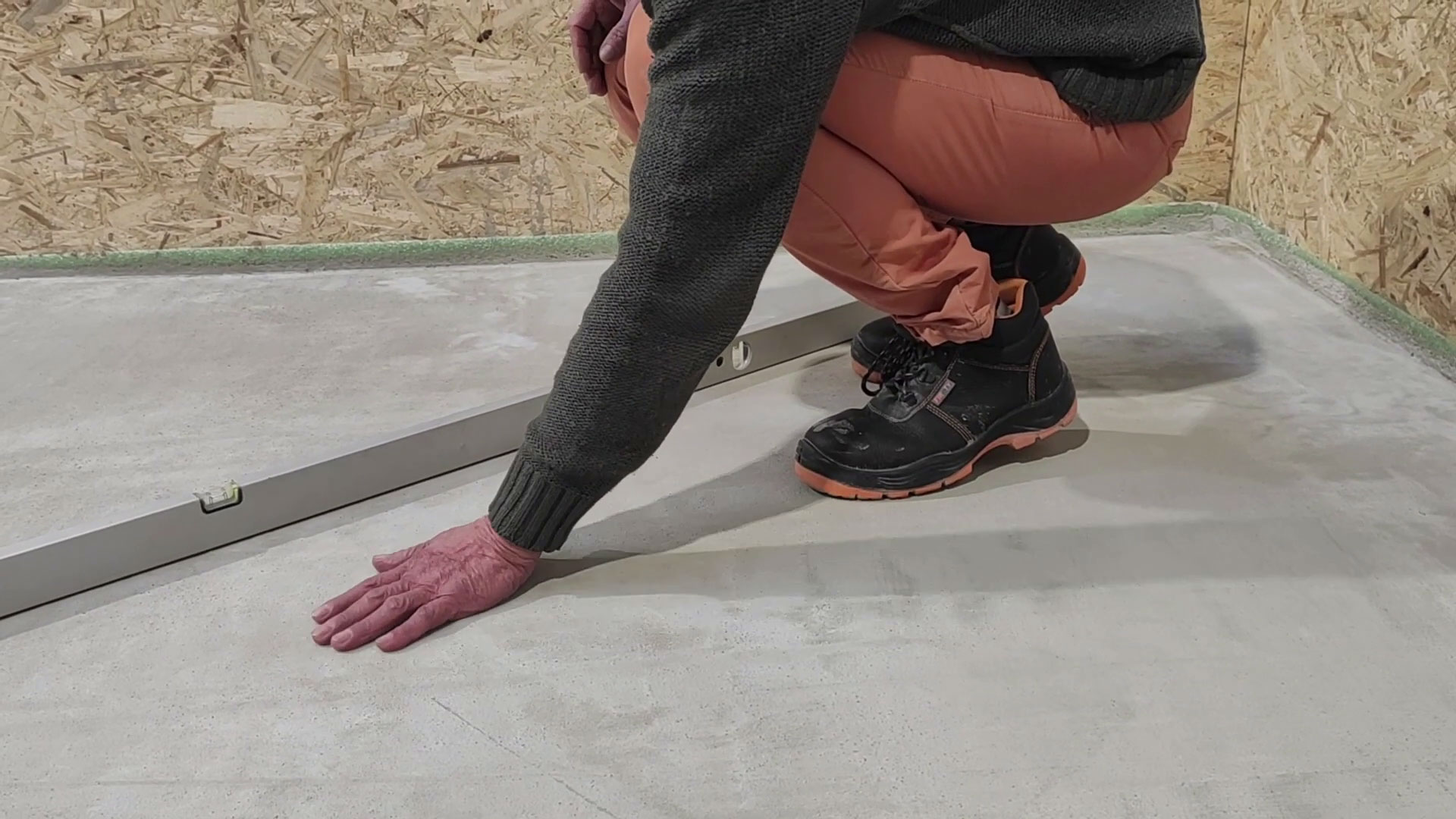 Hrubá stavba v detaile: Aplikácia samorozlievacieho poteru Hrubá stavba v detaile: Aplikácia samorozlievacieho poteru