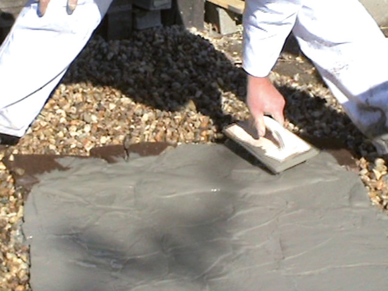 09. Rozprestretie malty
Škárovacia malta sa rozprestrie na ploche rovnomerne do všetkých smerov tak, aby sa dostala do všetkých škár a zatiekla do ich úplnej hĺbky bez vzniku dutín.