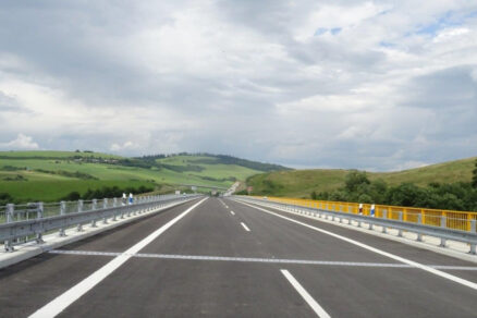 Dokončený diaľničný most s osadeným lamelovým mostným záverom