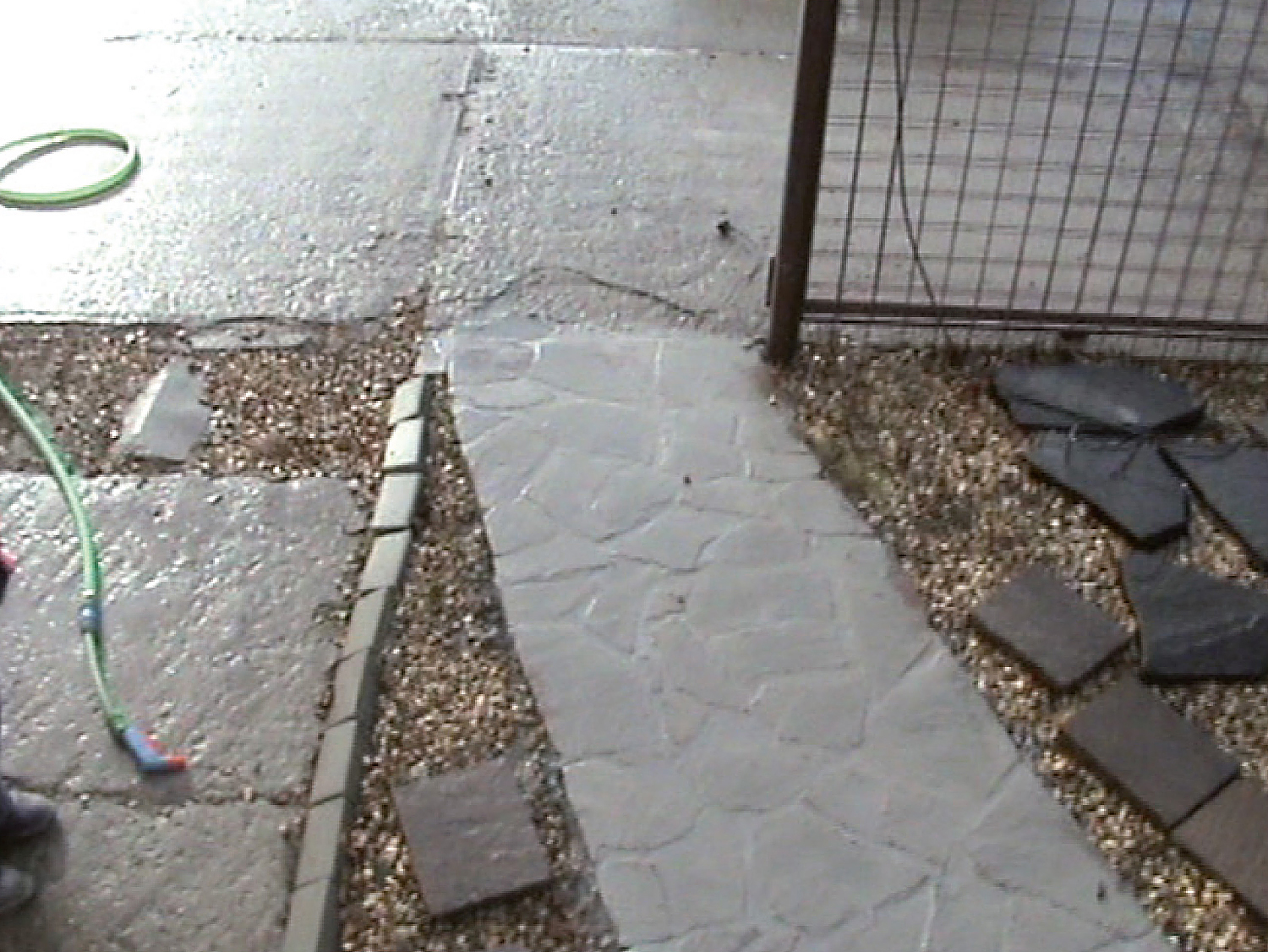 10. Zavädnutie malty
Nanesená škárovacia malta sa nechá na povrchu zavädnúť. Čas zavädnutia závisí od stupňa nasiakavosti dlažby a od klimatických podmienok. Potom sa povrch dlažby očistí.