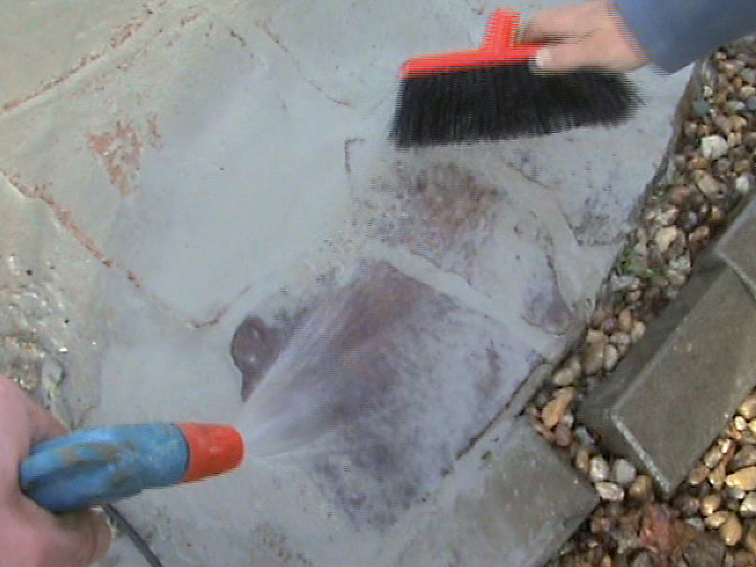 11. Hrubé čistenie
Prvé čistenie možno vykonať 1 až 3 hodiny od aplikácie škárovacej malty. Časový údaj nemožno bližšie špecifikovať, pretože závisí od viacerých faktorov (teplota, vlhkosť a pod.). Na hrubé čistenie sa použije prúd vody. Nesmie sa použiť tlaková voda. Čistenie treba robiť na mieste škár opatrne.