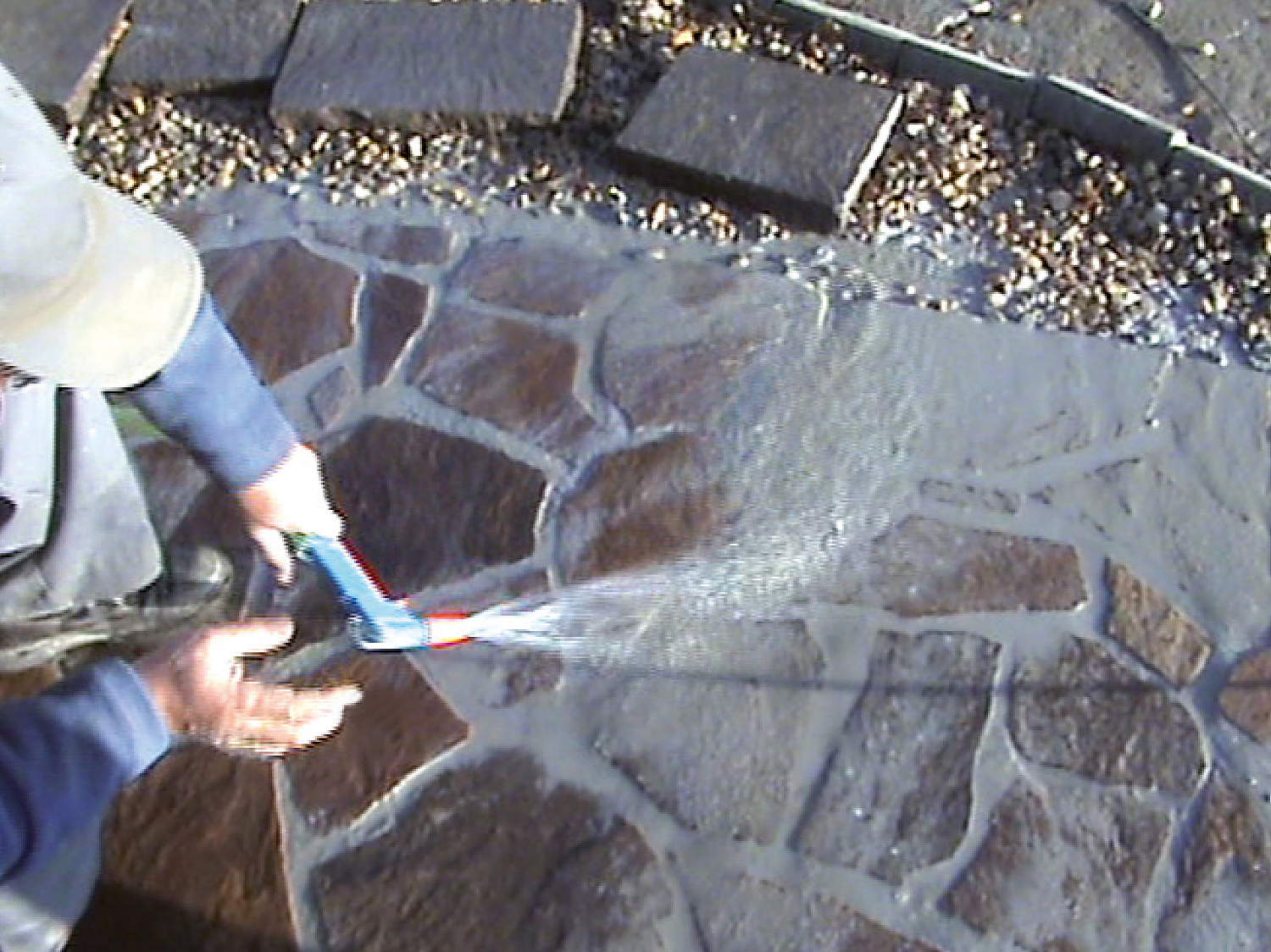 12. Finálne čistenie
Po ďalších 30 až 90 minútach sa vykoná druhé (finálne) čistenie. To sa realizuje výdatným prúdom vody. Plochu čistite tak, aby voda mohla bez problémov odtekať zo škárovaných plôch.