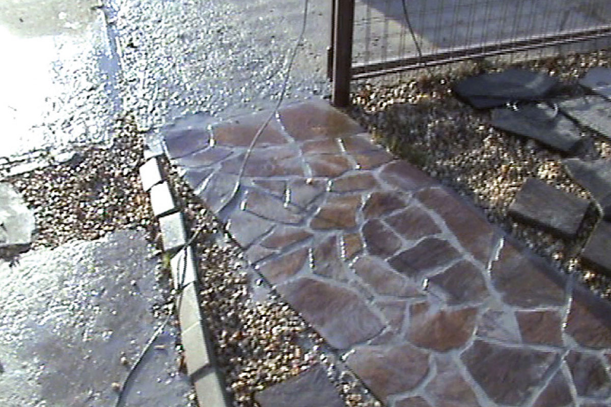 13. Pochôdznosť dlažby
Po finálnom čistení sa úplne prekreslí povrch kameňa bez akýchkoľvek znakov znečistenia. Vyškárovaná dlažba je pochôdzna približne po 3 hodinách. Škárovacia malta je úplne vytvrdnutá po 7 dňoch. Škárovacia malta po úplnom vytvrdnutí vykazuje pevnosť 25 N/mm2.