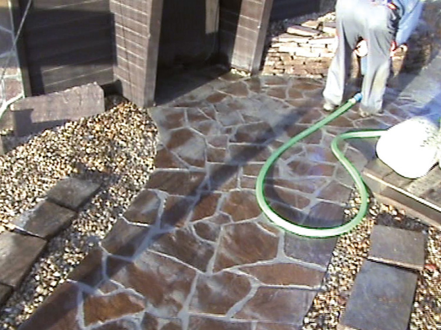 14. Dočistenie povrchu dlažby
Na dôkladné očistenie prípadných zvyškov cementu po uplynutí času na vytvrdnutie sa vyškárovaná plocha dlažby celoplošne očistí odstraňovačom cementových škvŕn. Tým sa dlažba tzv. rozsvieti. Pred čistením sa odporúča vhodnosť použitia čističa otestovať na kúsku kameňa. Čistič nie je vhodný na kameň s vyšším obsahom vápna.