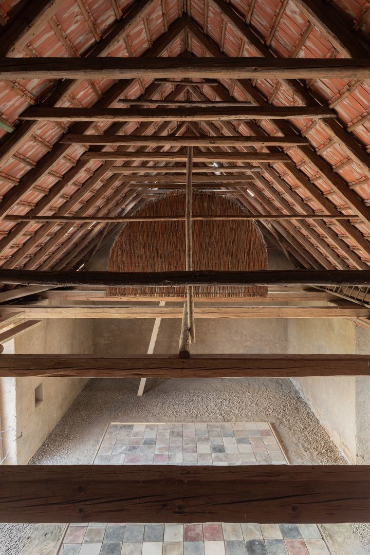 Občianske združenie Pustovňa pre umenie adaptovalo pôvodnú stodolu v obci Hontianske Trsťany.