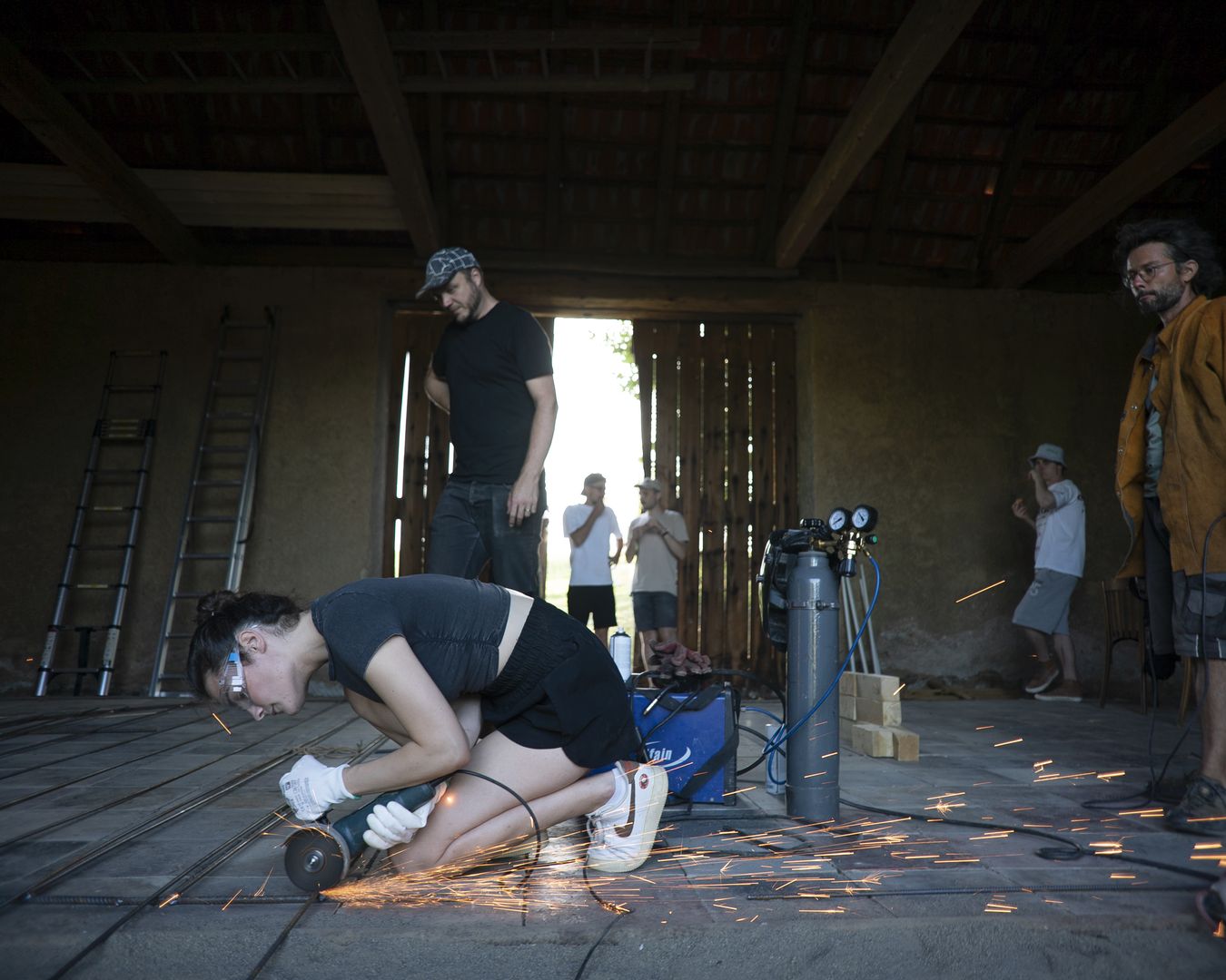 Občianske združenie Pustovňa pre umenie adaptovalo pôvodnú stodolu v obci Hontianske Trsťany.