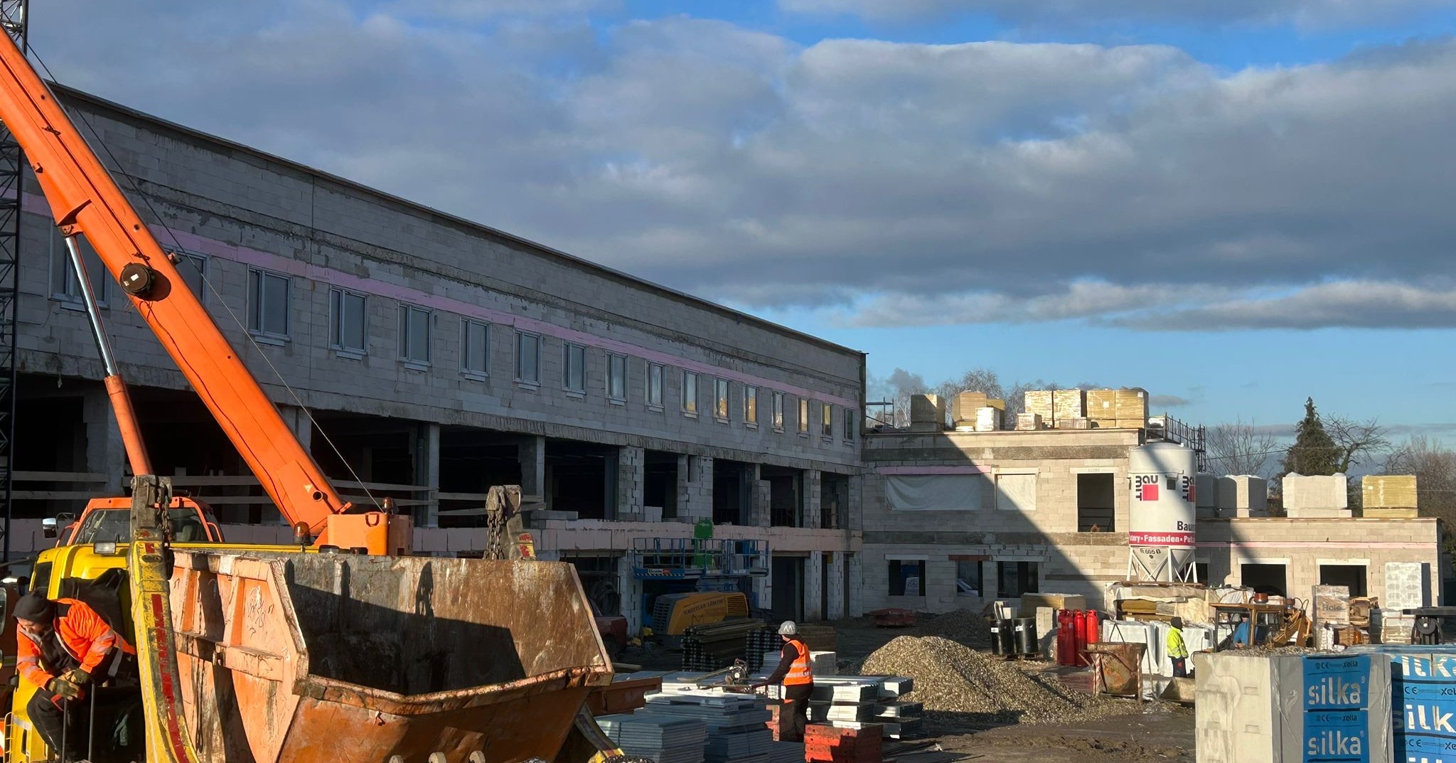 Vzdelávacie centrum sa bude nachádzať v priestoroch bývalej Ústrednej automobilovej opravovne v ústave Leopoldov.