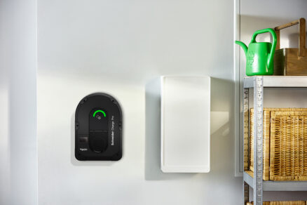 Detail nabíjacej stanice Schneider Charge Pro na stene domácej garáže, pripravená na použitie