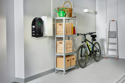 Nabíjacia stanica Schneider Charge Pro inštalovaná v garáži vedľa bicykla a úložných regálov
