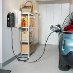 Nabíjanie elektromobilu v domácej garáži pomocou inteligentnej stanice Schneider Charge Pro