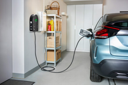 Nabíjanie elektromobilu v domácej garáži pomocou inteligentnej stanice Schneider Charge Pro