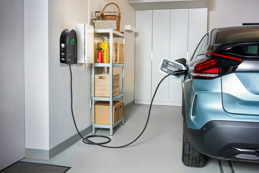 Nabíjanie elektromobilu v domácej garáži pomocou inteligentnej stanice Schneider Charge Pro