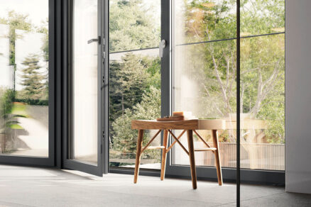 Detail posuvných kompozitných okien s výstupom na terasu