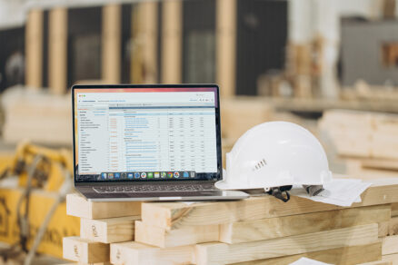 Rozpočtový softvér CENKROS 4 v praxi – notebook a ochranná prilba priamo na stavbe