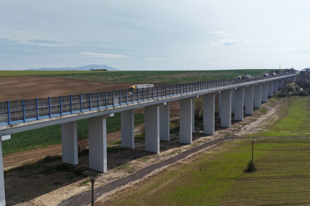 Pohľad na zrekonštruovaný most Lehota na R1 z diaľky s premávkou v jednom smere