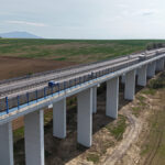 Pohľad na zrekonštruovaný most Lehota na R1 z diaľky s premávkou v jednom smere