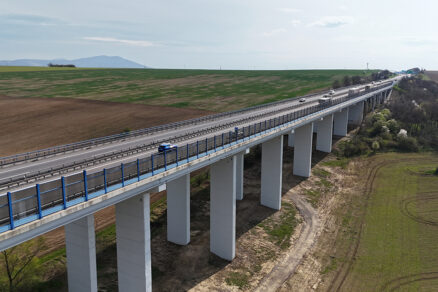 Pohľad na zrekonštruovaný most Lehota na R1 z diaľky s premávkou v jednom smere