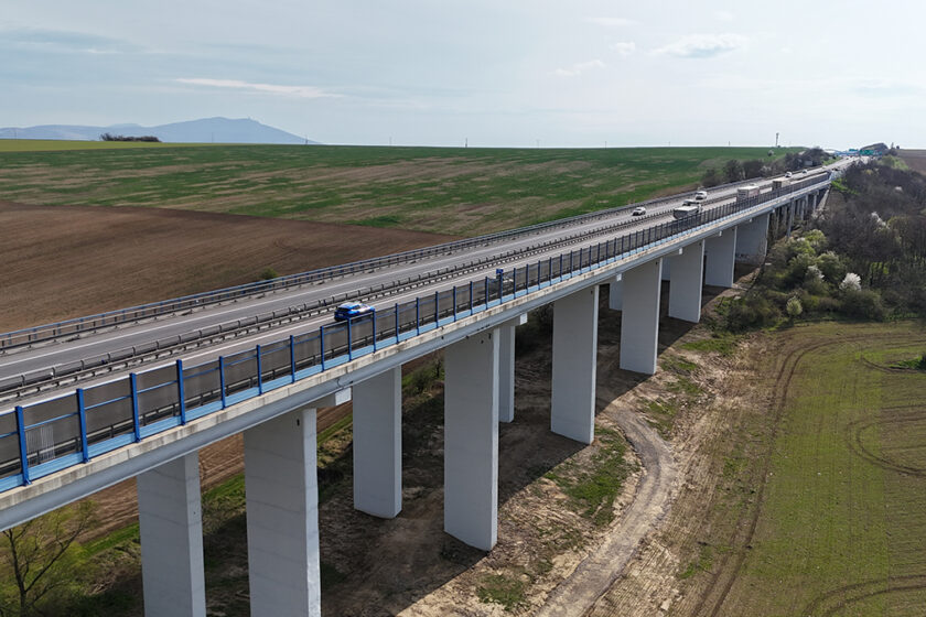 Pohľad na zrekonštruovaný most Lehota na R1 z diaľky s premávkou v jednom smere