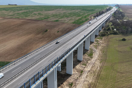 Letecký záber na pravú a ľavú vetvu mosta Lehota s premávkou na rýchlostnej ceste R1