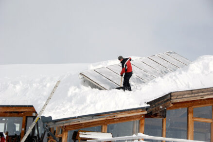 Odstraňovanie snehu z fotovoltických panelov na šikmej streche v horskom prostredí