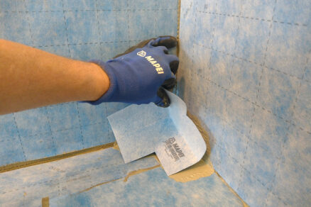 Tesnenie vnútorného rohu pomocou systému hydroizolácie pod obklady