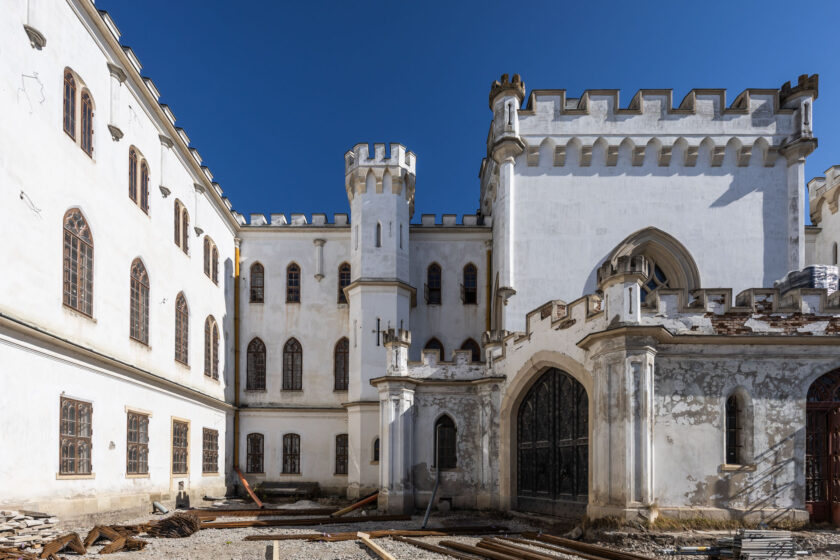 Nádvorie neogotického kaštieľa v Rusovciach