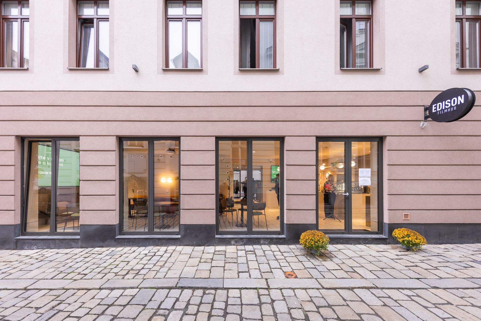 Koncept a názov nadväzuje na úspešný pražský Edison Filmhub.