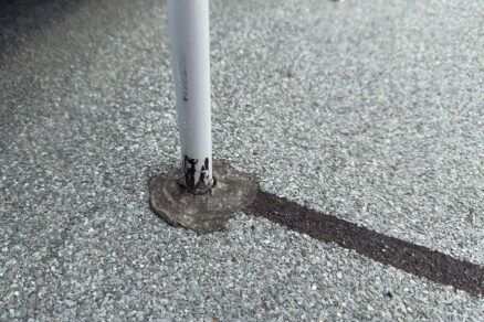 Detail kotvenia zvislého prvku do asfaltovej hydroizolácie strechy