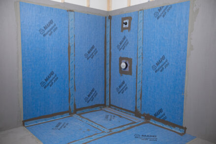 Mapeguard WP 200 ako súčasť systému hydroizolácie pod obklady v kúpeľni