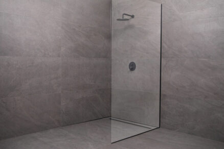 Realizácia sprchového kúta s obkladom po použití systému hydroizolácie pod obklady