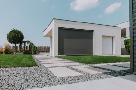 Screenová roleta na veľkej presklenej ploche moderného domu