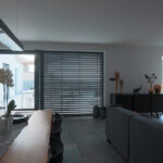 Moderný interiér rodinného domu s exteriérovými žalúziami NEVA na veľkoformátových oknách