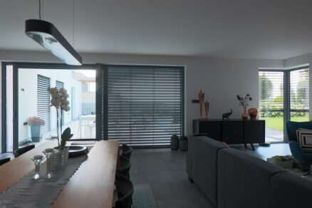 Obývačka so zatiahnutými žalúziami a tlmeným svetlom