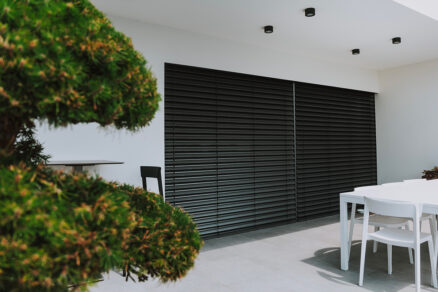 Vonkajšie hliníkové žalúzie zatiahnuté na terase rodinného domu